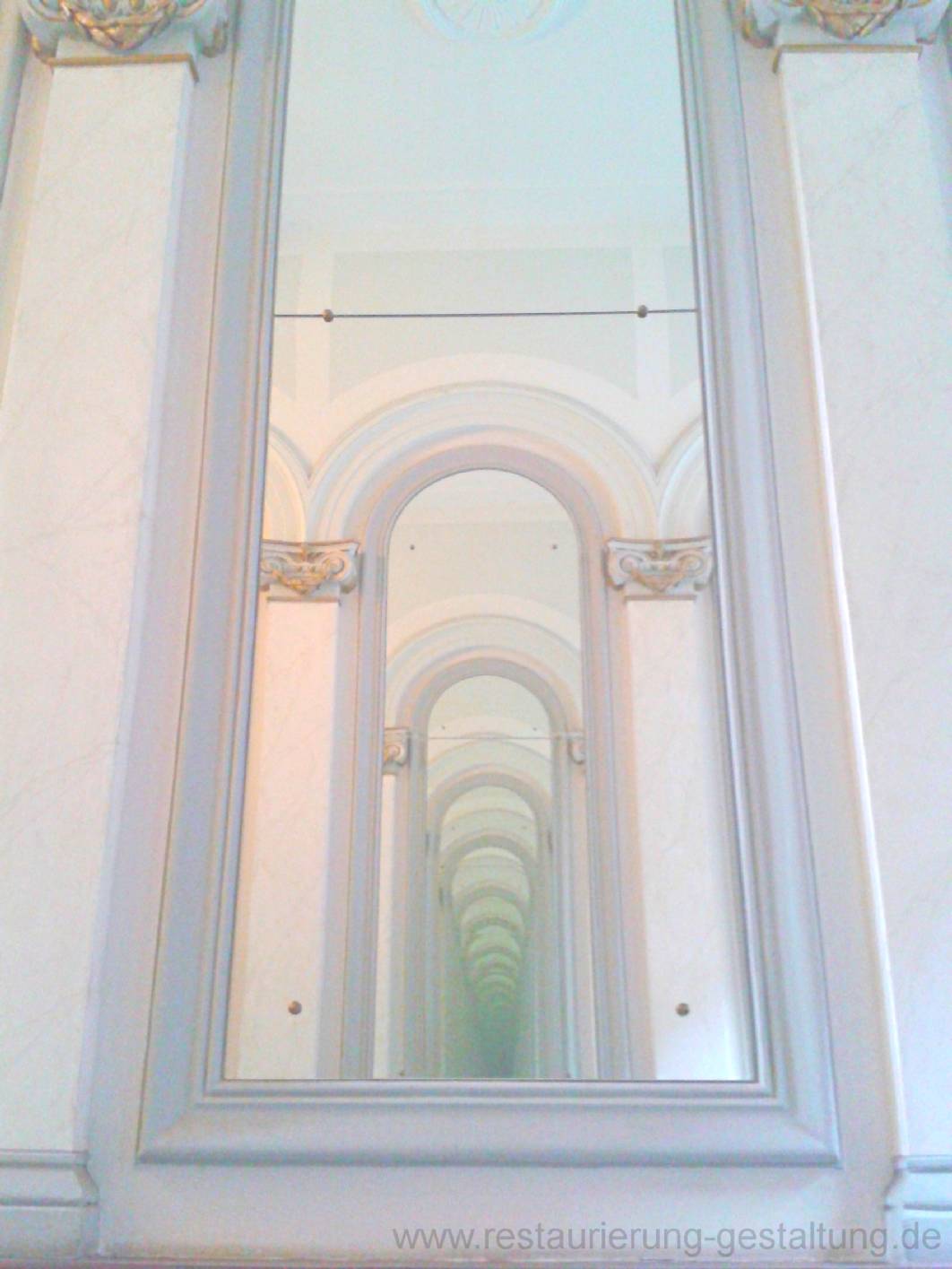 Im Eingangsbereich eines Schöneberger Altbau Hauses hat der Malermeister und Restaurator für historische Malerei Norbert Schimpf am Paneel und an den Säulen eine Marmormalerei in Form einer Marmorimitation mit Kalkspachtel angebracht. Am Stuck hat der Restaurator für Marmormalerei eine Vergoldung angelegt. Im Bereich Restaurierung und Gestaltung überarbeitet Malermeister Schimpf viele Eingangsbereiche mit Treppenhaus. Oft mit allen vor und Malerarbeiten.